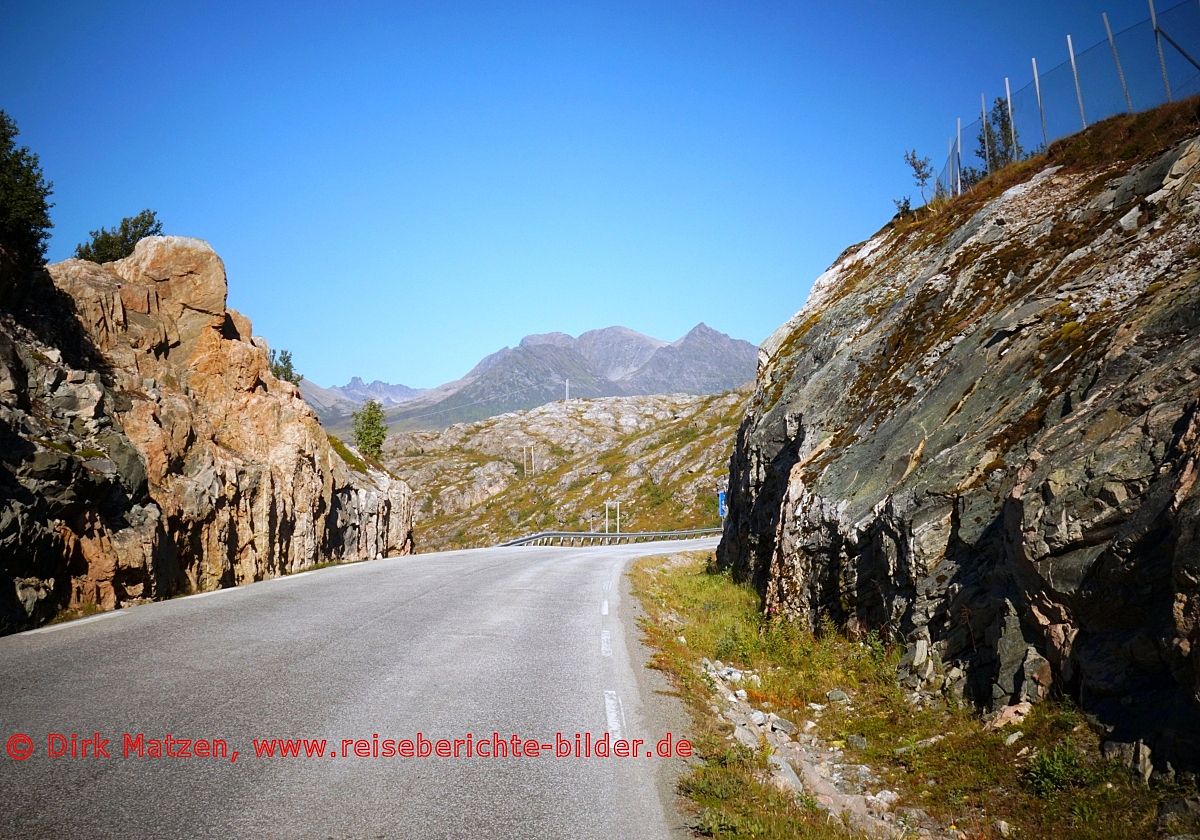 Strasse zwischen Felsen