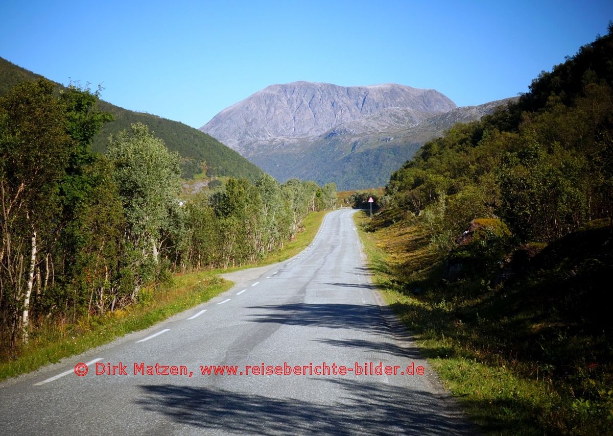 Strasse neben Kattfjord