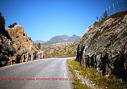 strasse-zwischen-felsen