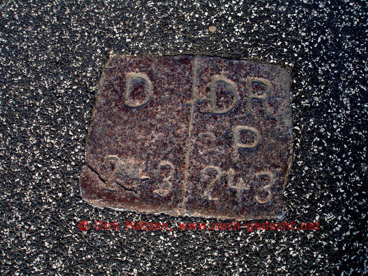 Grenzroute, Grenzstein mitten auf einer Straße