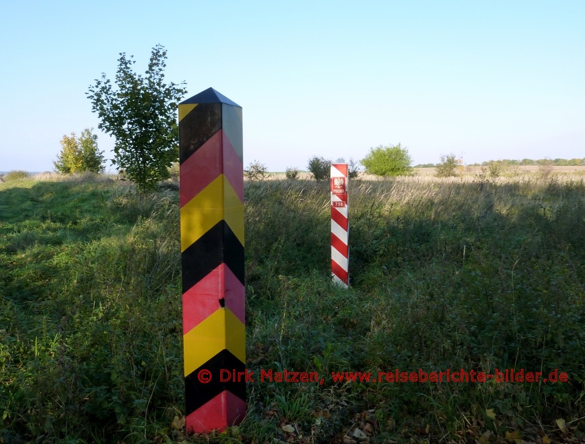 Oder-Neie-Radweg, Deutscher und polnischer Grenzpfosten
