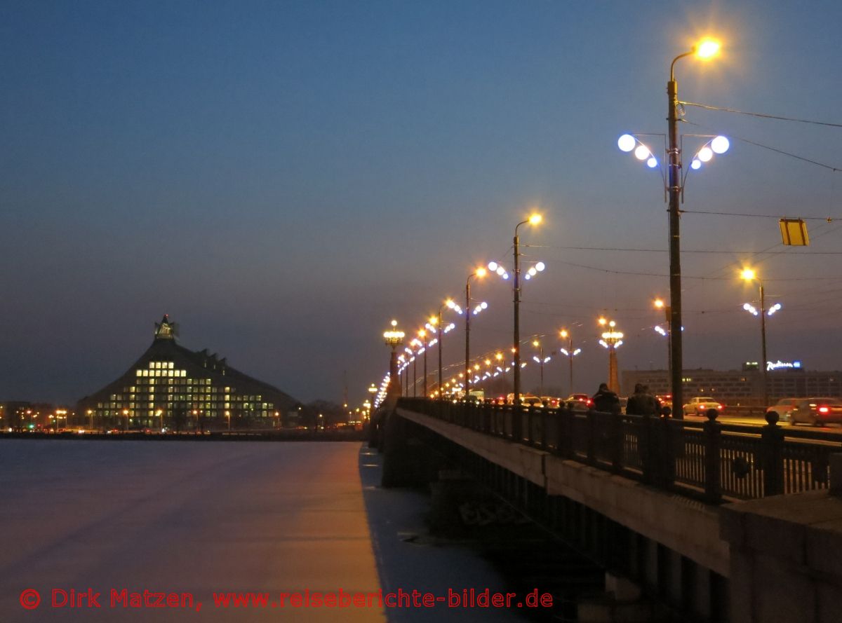 Riga, Akmens-Brücke abends