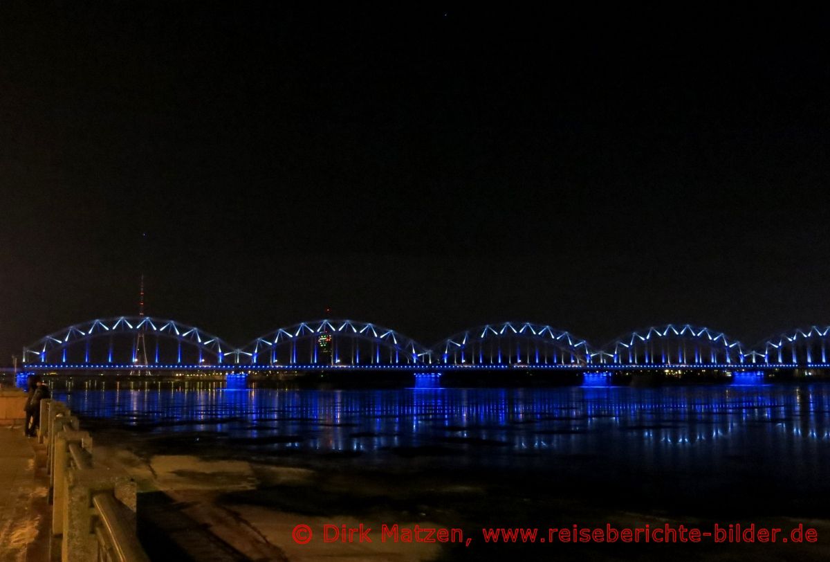 Riga, Eisenbahnbrücke nachts