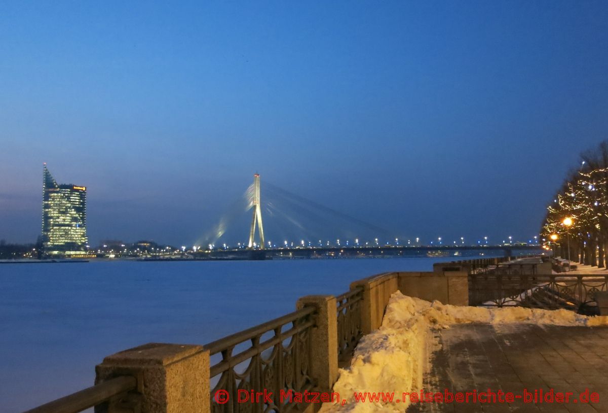 Riga, Vansu-Brücke abends