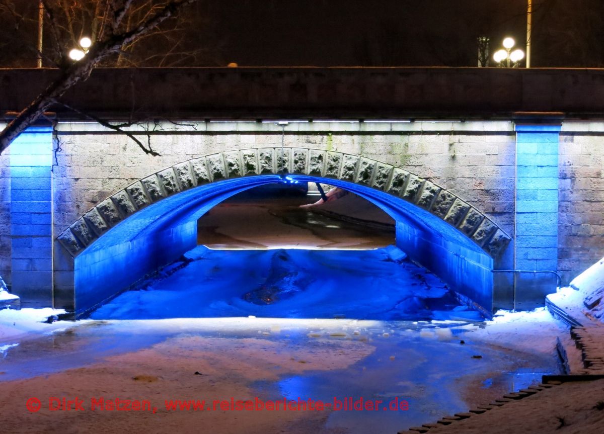 Riga, beleuchtete Brücke