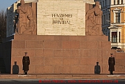 riga-soldaten-freiheitsdenkmal