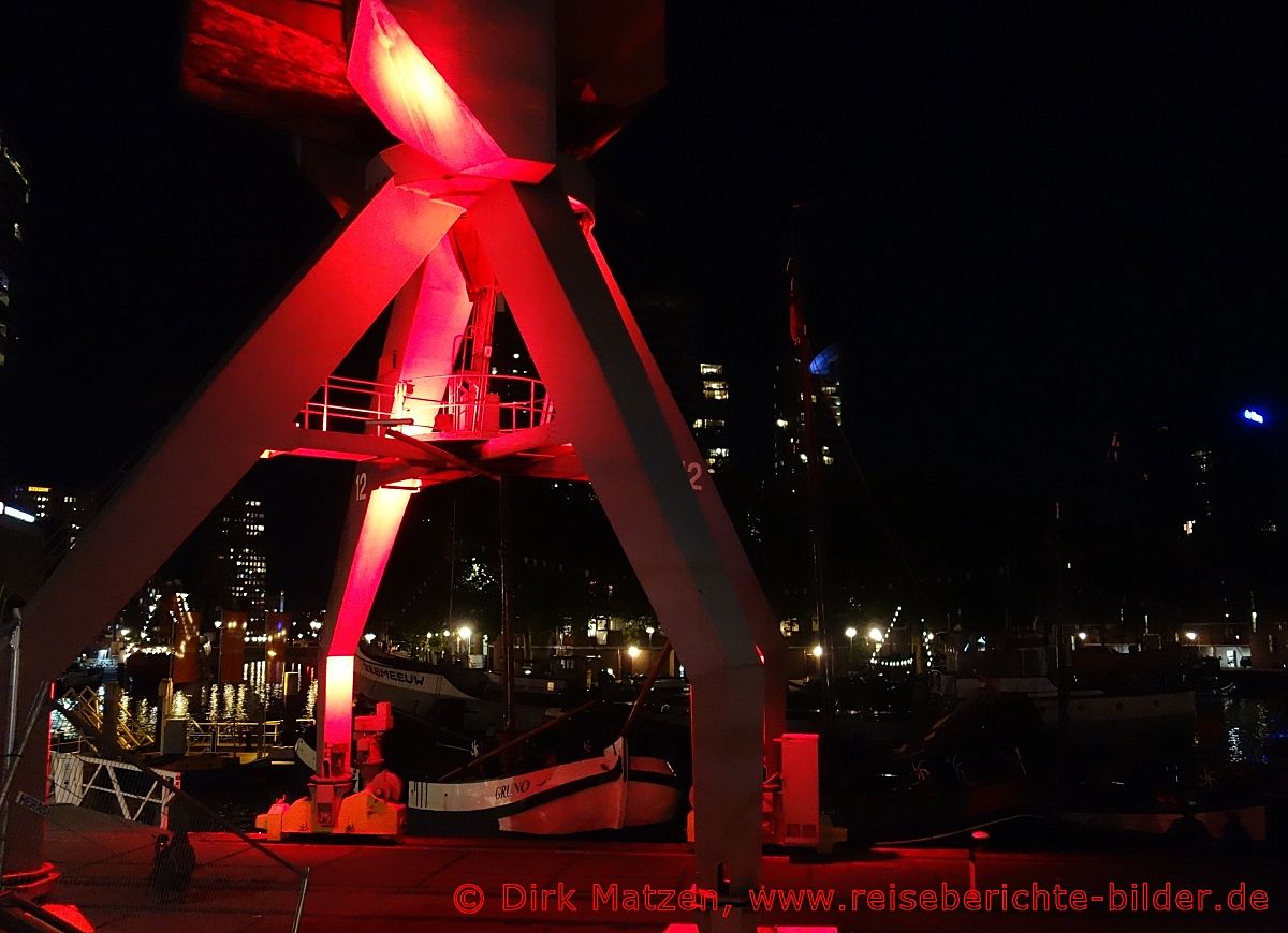 Rotterdam, Historischer Kran, nachts beleuchtet