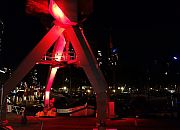 rotterdam-historischer-kran-nachts-beleuchtet