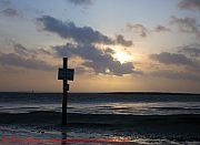 sankt-peter-ording-schild-im-abendlicht