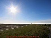 am-deich-blick-auf-leuchtturm