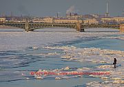 st-petersburg-newa-zugefroren