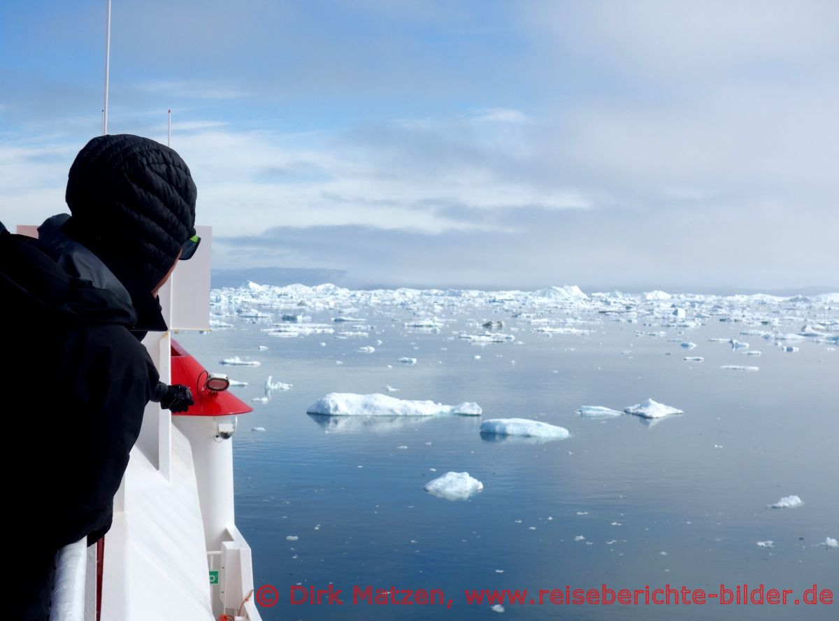Sarfaq Ittuk, Passagier vor Eisbergen