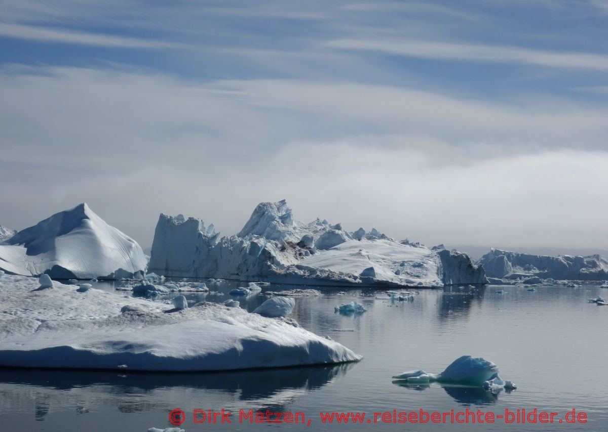 Sarfaq Ittuk, Eisberge vor Nebel