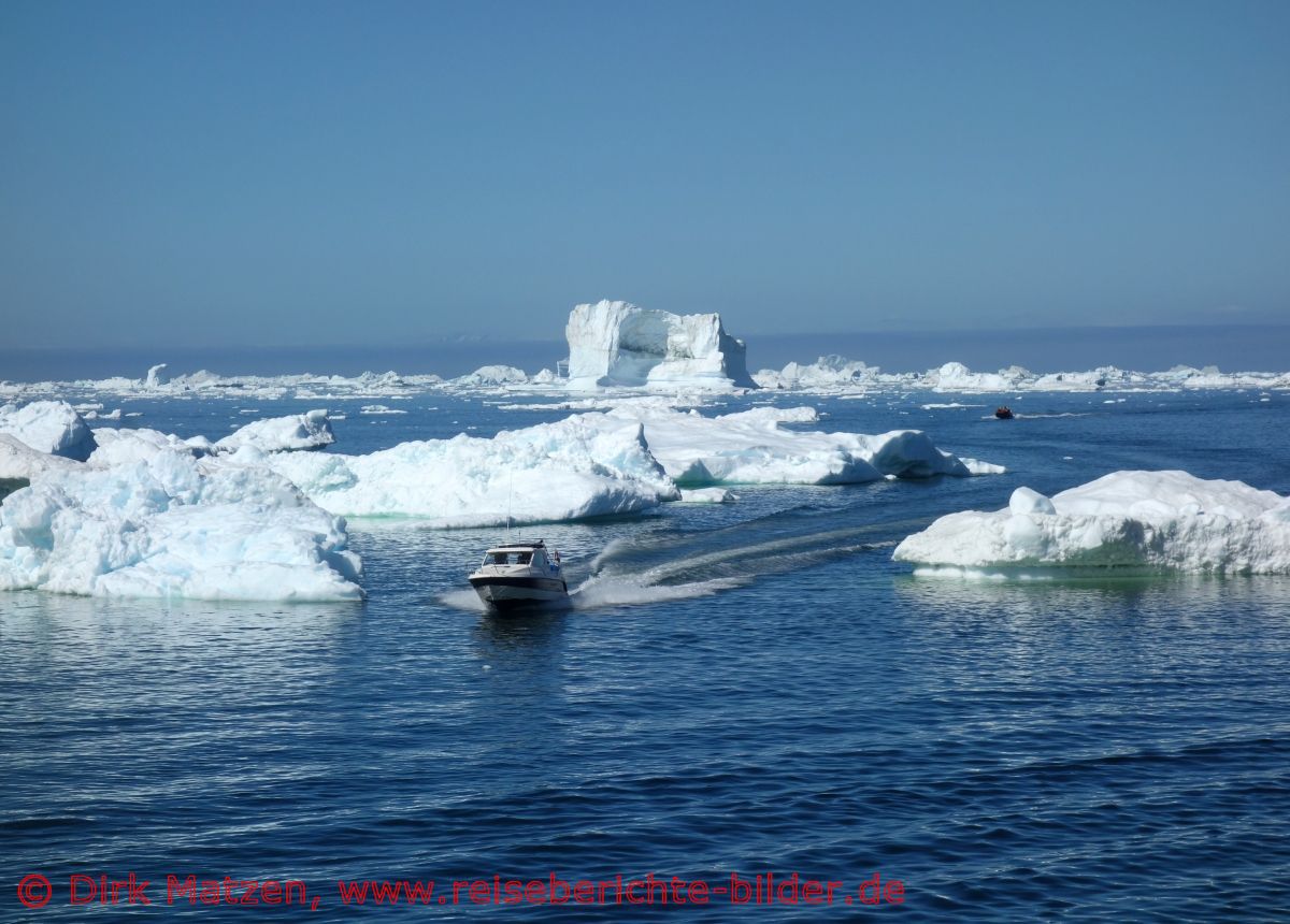 Sarfaq Ittuk, Boote zwischen Eisbergen