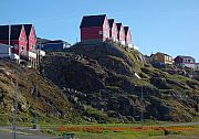 sisimiut-haeuser-auf-felsen