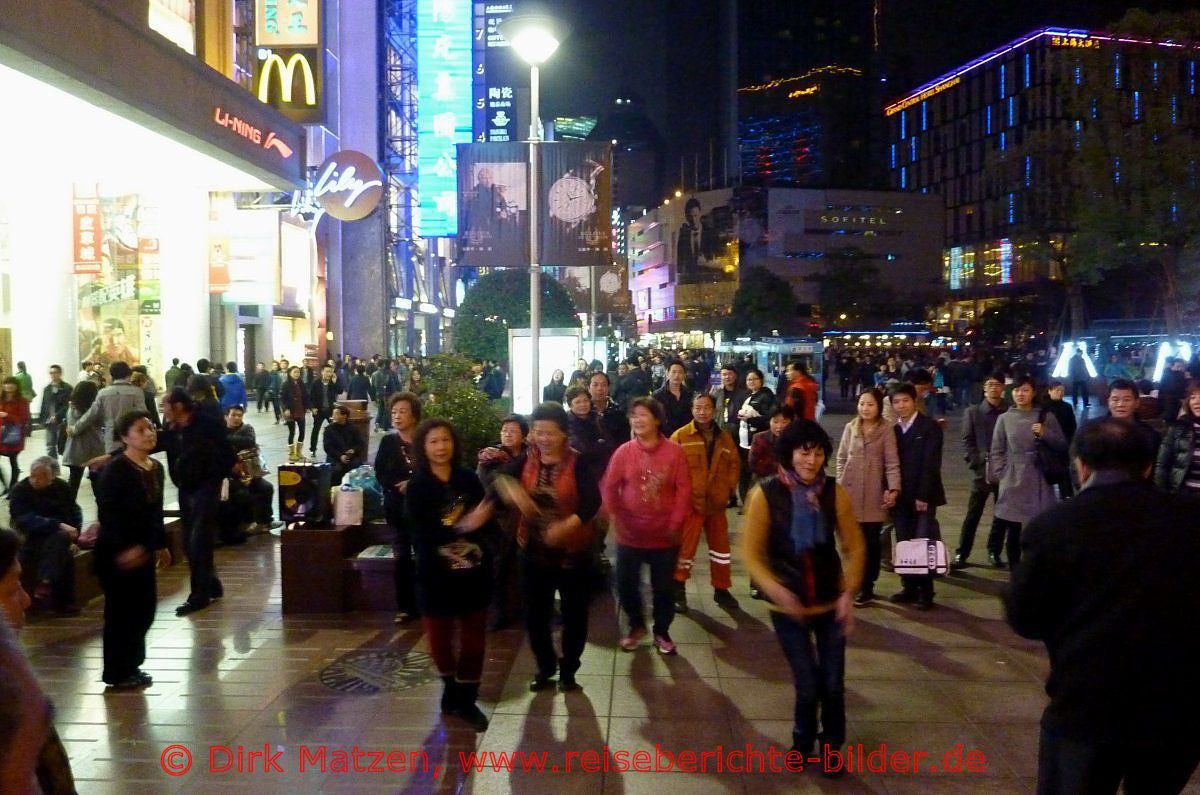Shanghai, Tänzerinnen in Einkaufsstraße