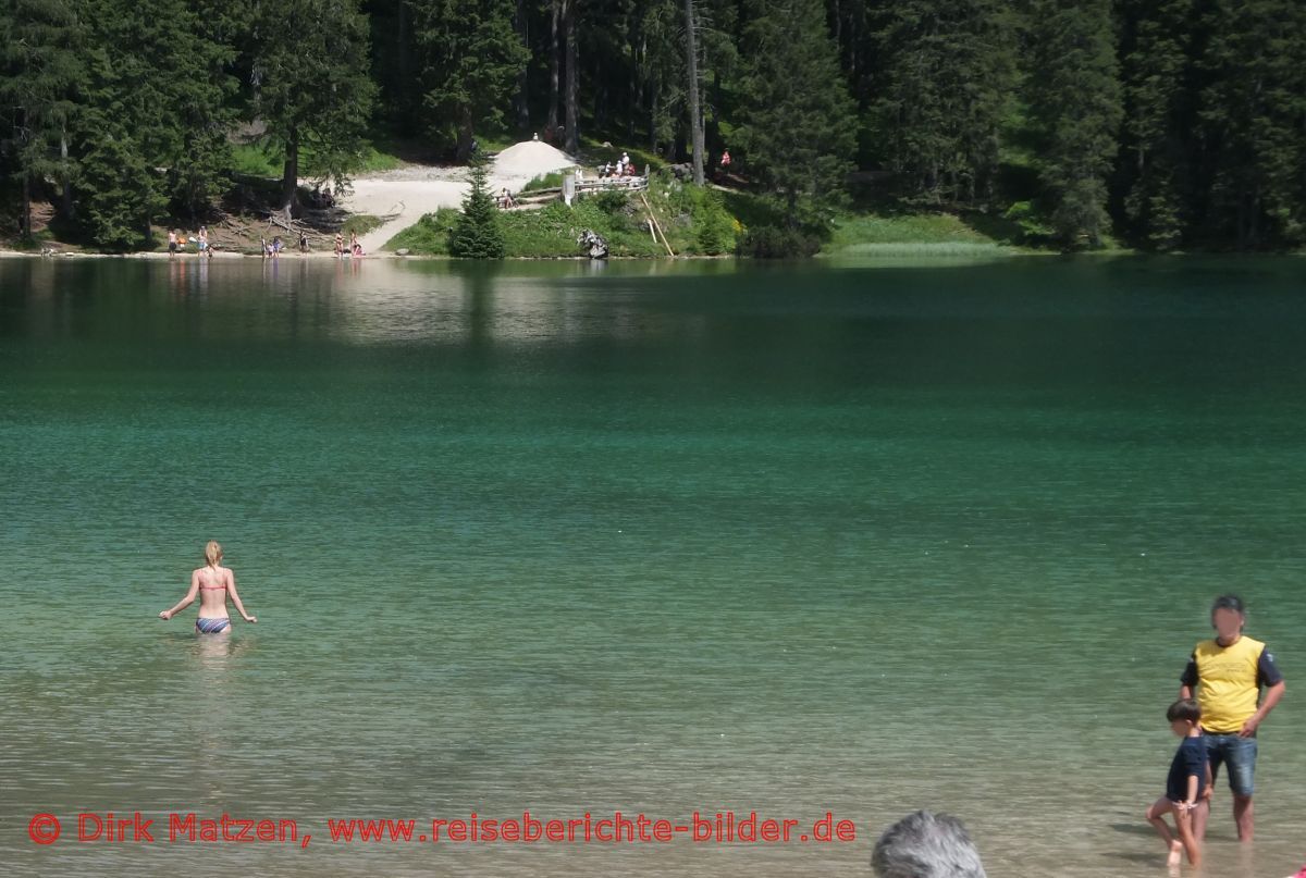 Sdtirol, Badende im Pragser Wildsee