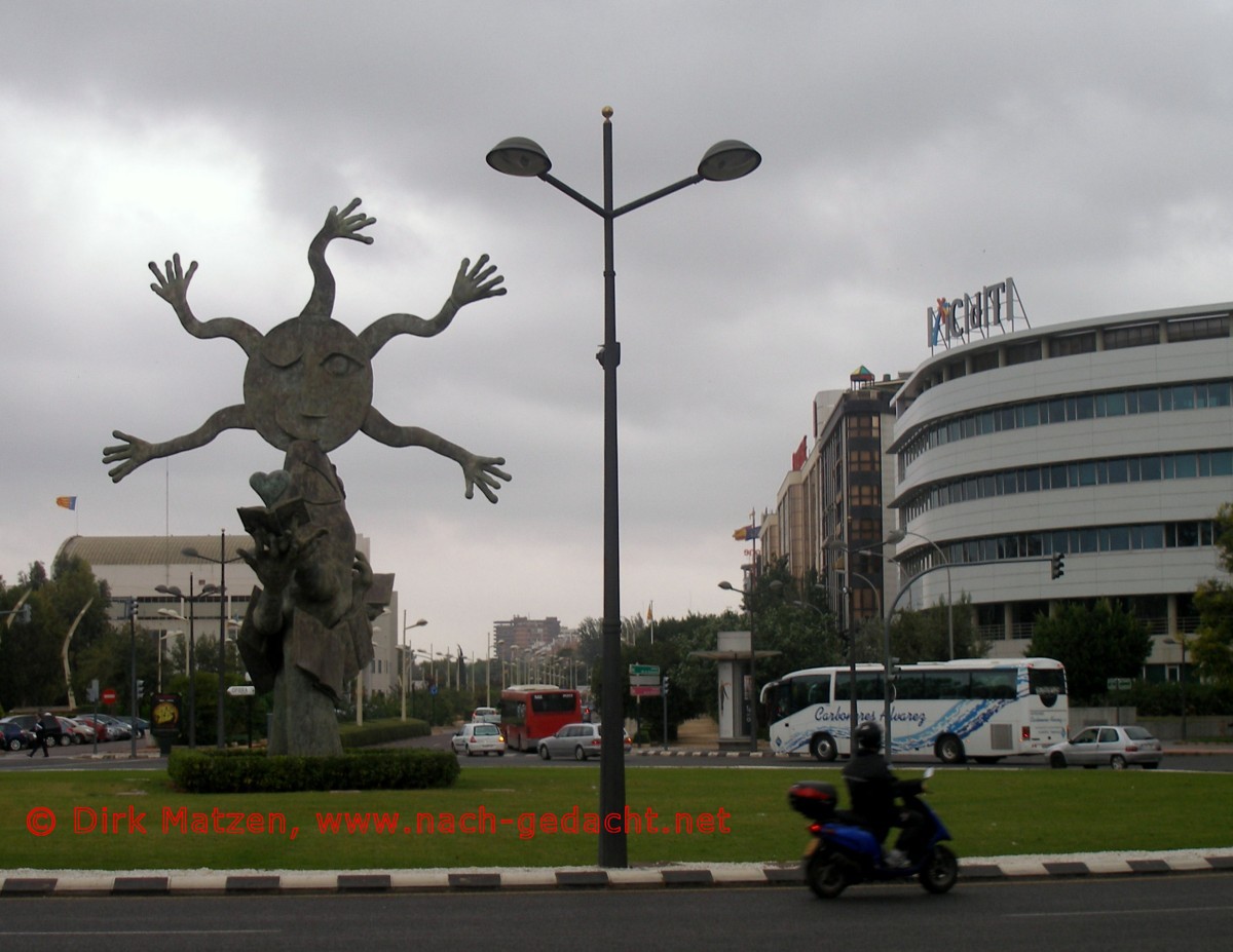 Valencia, Skulptur mit Sonne und Mond